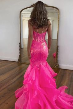 Cette robe de bal rose vif à bretelles spaghetti scintillantes de style sirène PSK568 est parfaite pour faire sensation au bal. La silhouette sirène et les détails scintillants vous feront briller, tandis que la couleur rose vif ne manquera pas de faire tourner les têtes. Démarquez-vous et sentez-vous en confiance dans cette robe de bal scintillante.
 Détail de l'article
 Tissu : dentelle, tulle
 Silhouette:Sirène
 Manches : Sans manches
 Couleur : comme sur l'image, couleur personnalisée
 Détai Hot Pink Prom Dresses, Prom Dress With Ruffles, Hot Pink Prom, Hot Pink Prom Dress, Glitter Prom Dress, Sparkly Prom Dress, Pink Mermaid, Pink Prom Dress, Pink Formal Dresses