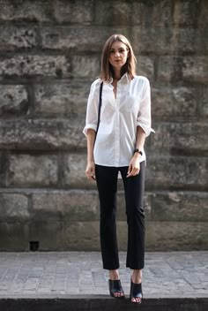 White Shirt Outfit, Work Outfits Frauen, White Summer Shirt, Formal Women, White Shirt Outfits, Casual Office Wear, Quoi Porter, Black Mules, Summer Work Outfits