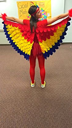 DIY Parrot Costume Parrot Costume Diy, Diy Parrot Costume, Diy Parrot, Parrot Costume, Spirit Week Outfits, Diy Wings, Insect Crafts, Diy Costumes Women