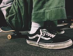 Sup Girl, 1990 Style, Skateboard Aesthetic, Skater Boys, Style Vans, Skater Aesthetic, Streetwear Mode, Skate Style, Skateboarder