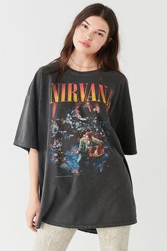 Band Shirt Outfits, Outfitters Clothes, Nirvana Unplugged, Band Tee Outfits, Neo Grunge, Nirvana Shirt, Fashion Catwalk, Look Grunge, Oversized Tee Shirt