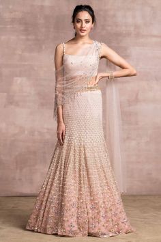 Trail Lehenga, Tulle Lehenga, Tulle Blouse, Mirror Embroidery, Gaun Fashion, Tarun Tahiliani, Embroidered Tulle, Embroidered Neckline, Indian Designer Outfits