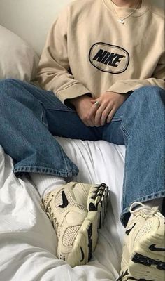 Indie Fashion Men, Vintage Nike Sweatshirt, Old School Fashion, Mens Trendy Outfits, Guys Clothing Styles, Mens Outfit Inspiration, Mens Fashion Streetwear