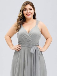 You'll feel like a fairy princess in this delightful plus size tulle bridemsaid dress! Soft blush tones and a full skirt give this tulle bridesmaid dress for curve a romantic air and you would not feel out of place running down castle steps in it. This curve tulle bridesmaid dress is just designed for curvy girls to show off their charming figure. The plus size tulle dress is perfect for evening party, cocktail, prom, homecoming, graduation, weddings, and any other formal affair! Learn more abou Elegant Maternity Dresses, Teal Bridesmaid Dresses, Maxi Dresses Formal, Tulle Bridesmaid, Purple Wedding Dress, Elegant Plus Size, Celebrity Party, Bridesmaid Gowns, Round Neck Casual Dress