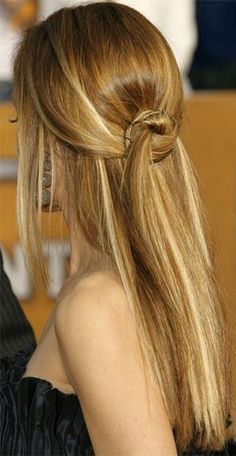 Bun, a long hair pulled loose look, nice. Hairstyles For Long Straight Hair, Hairdo Wedding, Prom Hairstyles, Long Straight Hair, Half Up Hair, Formal Hairstyles, Winter Trends, Homecoming Hairstyles