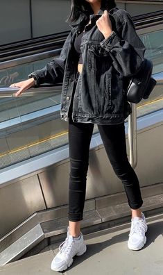 How To Style A Black Jean Jacket, Oversized Black Jean Jacket Outfits, Dark Blue Jean Jacket Outfits, Denim Jacket Outfits For Women, Outfit Jeans Jacket, Hoodie Jacket Outfit, Black Denim Jacket Outfit, Trendy Outfit Inspo