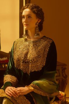 Buy Green Kurta Silk Velvet Embroidered Kashmiri Pheran Straight Set For Women by TULPALAV Online at Aza Fashions. Tilla Designs Kashmiri Pheran, Pheran Designs, Tilla Work Embroidery, Kashmiri Outfits For Women, Kashmiri Dress, Kashmiri Pheran, Velvet Pakistani Dress, Asian Style Clothes, Velvet Dresses Outfit