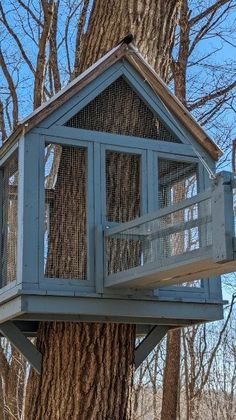 a tree house built into the side of a tree