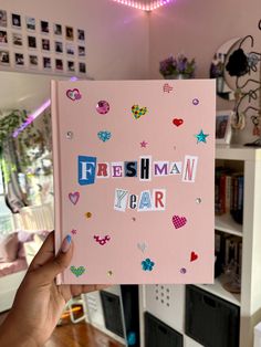 Light pink hardcover scrapbook with newspaper letters spelling freshman year. Decorated with puffy heart stickers and multiple colored jewels. Senior Highschool, School Memories Scrapbook, Scrapbook Aesthetic, Year Scrapbook, Scrapbook School, Anniversary Scrapbook, Scrapbook Cover, Memory Journal, School Scrapbook