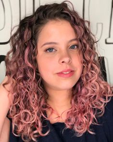 Eu amo esse cabelo da Guilhermina aaaaa 💖 Pastel Pink Curly Hair, Pink Curly Hair, Highlights Curly Hair, Dyed Curly Hair, Blonde Curly Hair, Haircuts For Curly Hair, Rose Pale