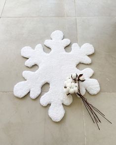 a snowflake rug with cotton flowers on the floor