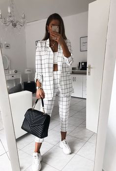 Ensemble pantalon + veste à carreaux blanc Pants Outfit Casual, Outfit Chic, Fashion Goals, Woman Suit Fashion, Looks Chic, Professional Outfits, Fancy Outfits, Business Casual Outfits, Suit Fashion