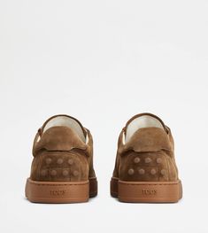 A sober and sophisticated taste characterizes these sneakers with minimal lines, with Tod's logo on the tongue. Crafted in soft suede, they come with a rubber outsole with embossed rubber pebbles. Area Codes, Brown Sneakers, Suede Sneakers, Embossed Logo, Soft Suede, Sneakers, ? Logo, Leather