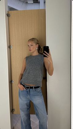 Baggy Jeans With Belt Outfit, Djerf Jeans, Djerf Avenue Jeans, Uni Summer Outfits, Jeans With Belt, Matilda Djerf Baggy Jeans, Matilda Djerf Tank Top, Jennifer Anniston Style, Look Jean