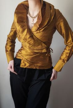 Incredible vintage blouse which probably dates from the 1990s, which has no label (perhaps made by a seamstress?). Of perfect quality, it is made from pure wild silk in a molten gold color - with all the natural and precise markings of wild silk. Its color is simply breathtaking. Its wrap-over cut allows it to be adjusted perfectly to your size and highlights the slimness of the waistline. Dramatic ruffles at the collar add incredible theatricality, highlighting the neckline in a very poetic way Shoulder Cut Blouse, Molten Gold, Evening Blouses, Gold Wrap, Vintage Blouse, Diy Sewing Clothes, Wrap Blouse, Blouse Vintage, Sewing Clothes