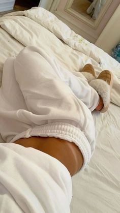 🤍 Comfy Girl Aesthetic, Girlie Clothes, Comfy Aesthetic, Slippers Fluffy, Foam Slippers, Vanilla Girl, Lazy Day Outfits, Basic Fits