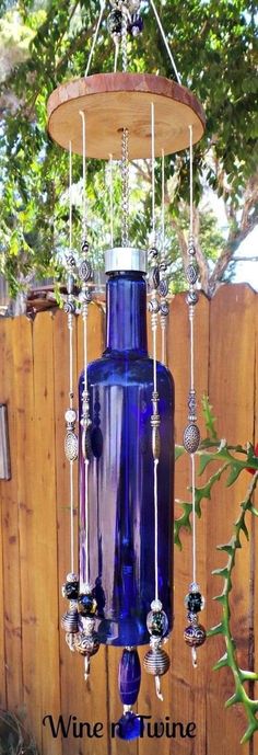 Glass Bottle Ideas, Carillons Diy, Wine Bottle Project, Wine Bottle Wind Chimes, Bottle Ideas, Diy Wind Chimes, Wine Bottle Art, Glass Bottle Crafts, Wine Bottle Crafts