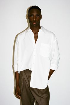 An ultra-crisp button up shirt with the effortless proportions of 90's Wall Street. Worn untucked or half-tucked, this oversized, billowy office staple makes for the ultimate off-duty move. Constructed from 100% pima cotton, a superior high-grade cotton known for it's incredible softness. Aesthetic Male Outfits, Outfit Male, Oversized Aesthetic, Mens Summer Outfits, Mens Editorial, White Shirt Men, Big Shirt, Men Fashion Casual Outfits, Old Money Aesthetic