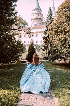 Princess Shot, Princess Photo Shoot, Fairytale Photoshoot, Wedding Titles, Foto Top, Disney Wedding Dresses, Wedding Dresses Cinderella, Grad Photoshoot