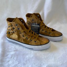 Converse All-Star High Tops Gold Suede Leather Studded Women's Size 6 Never Worn, New Without Box Converse One Star Black, Black Platform Converse, Converse Gold, Tops Gold, Chuck Taylor Shoes, All Star Lugged, High Top Chucks, High Tops Sneakers, Converse Jack Purcell