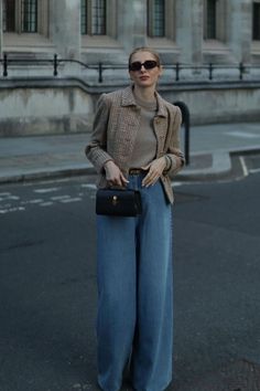 21 Stylish Wide-Leg Jeans Outfits You'll Want to Copy ASAP 60s Outfits, Style Wide Leg Jeans, High Waisted Pants Outfit