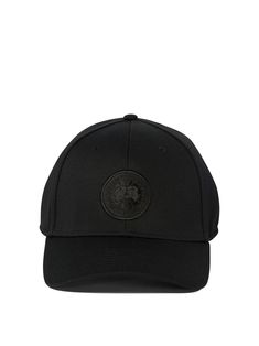 Canada Goose's "Tonal" hat combines style and practicality, offering a refined design for those who want a versatile accessory to wear every day. Its construction is designed to ensure maximum comfort, making it perfect for those who adopt a dynamic lifestyle. With an understated look, it fits easily into any outfit, making it a must-have for any wardrobe. || - Low-profile design - Flexible fit - Internal padded sweatband - Characteristic tone-on-tone Arctic Disc logo - Cleanly finished interior Technical Jacket, Rugged Boots, Stylish Coat, Outfit Making, Profile Design, Sporty Look, Canada Goose, Leather Sneakers, Low Profile