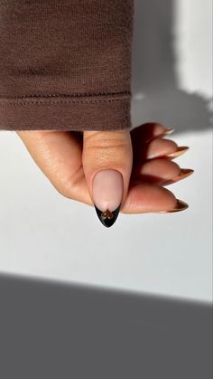 Discover 30+ Fall Nails You Can’t Get Around on Pinterest This Year! From nagel inspo to smink inspiration, these designs are perfect for the season. Embrace funky nails and chic nails that add flair to your autumn look. Elevate your style with classy acrylic nails and pair them with a stunning makijaż smokey eye for the ultimate fall vibe. Explore colourful nails and colorful nails that capture the spirit of the season, and try Thanksgiving nails with fall nail designs maple leaf for a festi... Thanksgiving Nail Designs, Colourful Nails