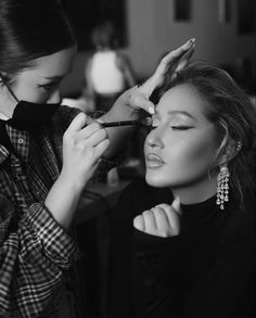 Makeup Artist Career, Hollywood Makeup, Makeup Artist Business, Artist Branding, Photoshoot Makeup, Artist Aesthetic, Celebrity Makeup Artist