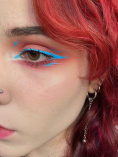 Color Graphic Liner, Pop Of Color Eye Makeup, Fun Colorful Makeup, Easy Graphic Liner, Colorful Graphic Liner, Graphic Eyeliner Ideas, Graphic Liner Ideas, Mini Dress Spring