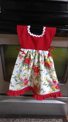 Pioneer Woman Kitchen Sweet Rose print towel red top and red ruffle hangs over the oven door has RIBBON ties and is double sided overall lenght is 18" Tea Towel Dress, Anti Aging Face Cream Diy, Crafts For Kitchen, Hand Towels Diy, Face Cream Diy, Kitchen Towels Hanging, Plate Mats, Towel Toppers, Cool House Ideas