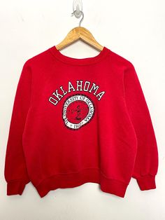 This sweatshirt has a small hole on the front side (as seen in last photo). Measurements  Pit to pit: 23 inches Top to bottom: 21 inches Red College, College Crewneck Sweatshirts, Sweatshirts Vintage, College Crewneck, Sweatshirt Fits, Photo Dimensions, Oklahoma Sooners, Vintage Sweatshirt, Oklahoma