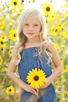 Sunflower Mini Session, Sunflower Field Photography, Sunflower Field Pictures, Sunflower Photoshoot, Field Pictures, Sunflower Photography, White Violet, Fall Family Photo Outfits, Sunflower Photo