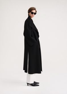 Signature coat crafted from TOTEME's soft doublé fabric – a blend of responsibly sourced wool and cashmere that's created by hand-stitching two fine layers together to achieve a double-faced finish with clean seams. It has an oversized silhouette with easy-to-style shawl lapels, dropped shoulders, and an open front which makes it perfect for layering, then is complete with inseam pockets and side slits. Coordinate it with the Long doublé scarf in the same color. Cashmere Fabric, S Signature, Coat Black, Oversized Silhouette, Cashmere Coat, Cashmere Scarf, Black Coat, Front Open, Hand Stitching