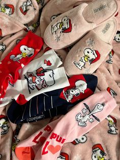 My snoopy collection💕🎀 Snoopy Shopping, Snoopy Presents, Peanuts Gifts Snoopy, Hello Kitty Girl, Snoopy Collection, Kitty Girl