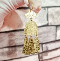 Beautiful abstract hammered texture brass geometric gold drop dangle geometric dangling statement earrings are a perfect complement to any outfit also very lightweight.  These unique, contemporary jewelry have a gorgeous hand beaten shimmering texture. These earrings are so gorgeous in real life. Made of a hypoallergenic gold filled brass french kidney hook, wire hook and raw solid brass shape. The perfect elegant jewellery piece. Christmas Party Earrings, Wedding Earrings Chandelier, Earrings Chandelier, Abstract Earrings, Contemporary Earrings, Hammered Earrings, Earrings Elegant, Earrings Wedding, Brass Gold