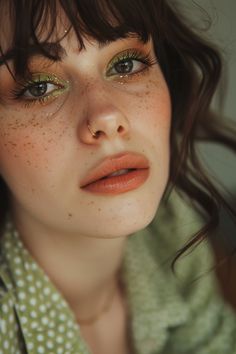 una mujer con sombra de ojos verde suave y ojos marrones Dark Green And Brown Eyeshadow, Colorful Fall Makeup, Brown Eyes Eyeliner Color, Spring Makeup For Brown Eyes, Fun Colorful Eye Makeup, Earthy Tones Makeup, Brown Eye Makeup Colorful, Cool Toned Brown Eyeshadow, Hazel Eye Make Up