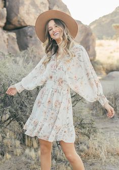 Casual Boho Outfits, Boho Photoshoot, Bohemian Mini Dress, Senior Photo Outfits, Boho Style Outfits, Split Sleeve, Photo Outfit, Photoshoot Outfits, Western Dresses