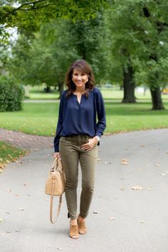 Olive Jeans Outfit, Olive Pants Outfit, Olive Green Pants Outfit, Olive Clothing, Olive Jeans, Cyndi Spivey, Olive Pants