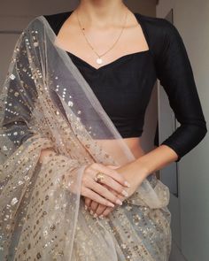 Blouse Sabyasachi, Deep Neck Blouse, Blouse Lehenga, Simple Saree Designs, Saree Blouse Patterns