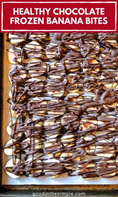 Frozen banana bites with drizzled chocolate and cherries. Frozen Banana Dessert, Peanut Butter Chocolate Bark, Frozen Banana Treats, Healthy Banana Recipes, Healthy Desserts For Kids, Healthy Chocolate Banana