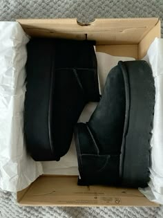 Ugg Ultra Mini Platform Black, Black Uggs Platform, Ugg Platform Black, Black Uggs Aesthetic, Black Platform Uggs, Black Platform Uggs Outfit, Platform Uggs Black, Black Uggs Outfit, Ultra Mini Uggs Outfit