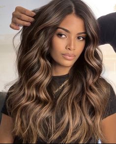 Deep brunette with the right touch of deep golden highlight Which Hair Colour, Honey Brown Hair, Brown Hair Inspo, Chocolate Hair, Brunette Hair With Highlights, Summer Balayage, Caramel Hair, Honey Blonde Hair