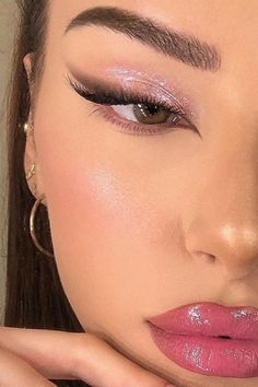 Nails 2023 Trends Summer Brown Skin, Makeup Ideas Celebrity, Make Up Looks Asian Eyes, Smoked Out Cat Eye, Gold Fox Eye Makeup, Eyeshadow Looks With Mascara, Natural Glam Makeup Eyeshadow, Make Up Looks For Grey Dress, Hot Simple Makeup