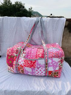 Large Cotton Weekender Travel Bag Handmade Quilted Fabric - Etsy Hand Luggage Bag, Duffle Bag Patterns, Pretty Tote Bags, Weekend Duffle Bag, Preppy Bags, Weekend Travel Bags, Overnight Bags, Quilted Fabric, Hand Luggage