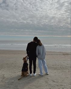 Beach couple inspo pic with dog puppy on beach by ocean Couple Picture With Dog, Picture With Dog, Beach Dog Photos, Family Dog Pictures, Dog Family Pictures, Family Dog Photos, Couple Beach Pictures, Couple Beach Photos, Couple Inspo