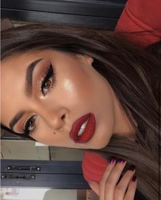 Red Lipstick Summer Makeup, Cherry Red Makeup Look, Eyeshadow Looks With Red Lips, Make Up For Red Dress, Makeup To Go With Red Dress, Red Prom Dress Makeup, Bold Red Lip Makeup, Buchona Makeup, Arab Party