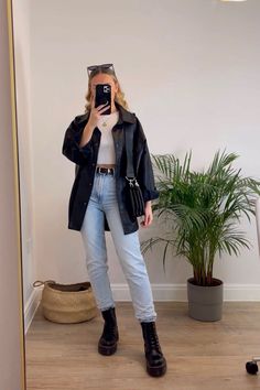 Leather Shacket Outfit, Black Leather Boots Outfit, Black Mom Jeans Outfit, Leather Shirt Outfit, Leather Vest Outfit, Shacket Outfit Women, Jean Shirt Outfits, Black Shirt Outfits, Black Leather Jacket Outfit