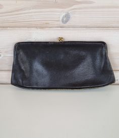 Vintage Evening bag/Envelope bag Black Leather 50s - used. Wear on the leather. Width: 26 cm (10,23 inches) Hight: 12 cm (4,72 inches) Free shipping and carefully packaged. Trackable shipping. Check out my shop for more exciting items Vintage Envelope, Vintage Evening Bags, Classic Accessories, Black Leather Wallet, Envelope Bag, Bag Vintage, Small Purse, 1950s Vintage, Clutch Handbag