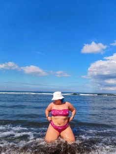 Plus size bikini,  beach pose Chubby Swimsuit Pose, Beach Poses Plus Size, Plus Size Beach Photoshoot, Poses Plus Size, Plus Size Posing, Pool Poses, Bouidor Photography, Plus Size Beach, Photo Recreation