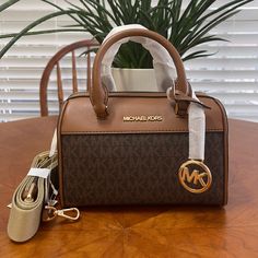 New With Tag 100% Authentic Michael Kors Handbags Black, Red Crossbody Bag, Luxury Bags Collection, Brown Crossbody Bag, Michael Kors Crossbody Bag, Brown Leather Handbags, Brown Shoulder Bag, Black Leather Crossbody Bag, Pretty Bags